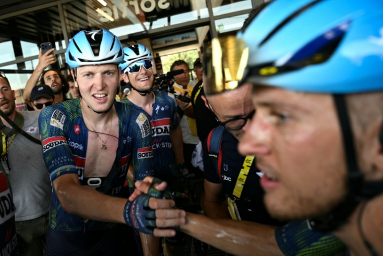 Le sprinteur belge Tim Merlier (G) après sa victoire lors de la 8e étape du Tour de France, le 11 juillet 2026 à Bergerac ( POOL / Jeff PACHOUD )
