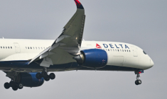 Un Airbus de Delta Airlines se prépare à atterir à l'aéroport de Shanghai Pudong International Airport le 16 avril 2025  ( AFP / HECTOR RETAMAL )