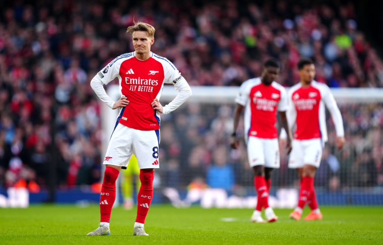 Arsenal se fait piéger à domicile par West Ham, Tottenham s’impose avec la manière à Ipswich
