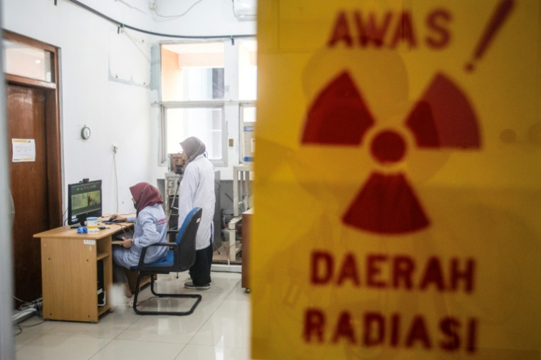 Des techniciens vérifient des écrans de contrôle des radiations connectés au système d'exploitation nucléaire Kartini à Yogyakarta, en Indonésie, le 22 mai 2025 ( AFP / DEVI RAHMAN )