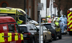 Police et services de secours le 23 mars 2026 sur les lieux de l'incendie criminel d'une ambulance de la communauté juive à côté d'une synagogue de Londres ( AFP / Henry NICHOLLS )