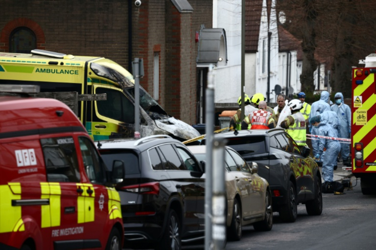 Police et services de secours le 23 mars 2026 sur les lieux de l'incendie criminel d'une ambulance de la communauté juive à côté d'une synagogue de Londres ( AFP / Henry NICHOLLS )