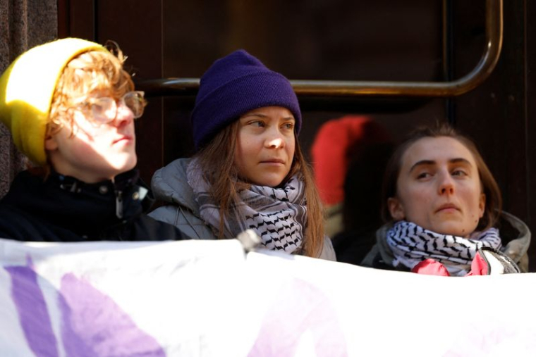 Greta Thunberg bloque l'entrée du Parlement suédois lors d'une manifestation à Stockholm