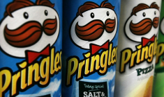 L'Union européenne a annoncé avoir autorisé le rachat par le géant agroalimentaire américain Mars de son compatriote Kellanova, qui détient notamment les chips Pringles et certains produits céréaliers vendus sous la marque Kellogg's ( GETTY IMAGES NORTH AMERICA / JUSTIN SULLIVAN )
