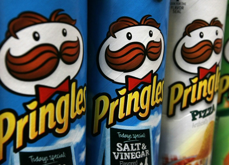 L'Union européenne a annoncé avoir autorisé le rachat par le géant agroalimentaire américain Mars de son compatriote Kellanova, qui détient notamment les chips Pringles et certains produits céréaliers vendus sous la marque Kellogg's ( GETTY IMAGES NORTH AMERICA / JUSTIN SULLIVAN )
