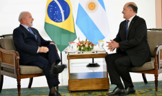 Le président brésilien Luiz Inácio Lula da Silva (g.) s'entretient avec le nouvel ambassadeur argentin au Brésil, Guillermo Daniel Raimondi, lors d'une rencontre au palais du Planalto à Brasilia, le 14 novembre 2024 ( AFP / EVARISTO SA                   )