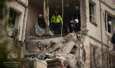 Des secouristes dans un bâtiment détruit par une frappe russe à Dnipro, le 8 novembre. Image fournie par l'administration militaire locale. ( Dnipropetrovsk Regional Military Administration / Handout )