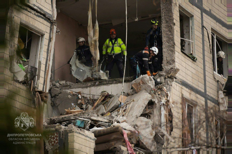 Des secouristes dans un bâtiment détruit par une frappe russe à Dnipro, le 8 novembre. Image fournie par l'administration militaire locale. ( Dnipropetrovsk Regional Military Administration / Handout )