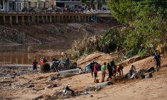Des personnes tentent de dégager une voiture engloutie par la boue à la recherche de victimes, après les inondations qui ont frappé la région de Valence, le 1er novembre 2024 à Paiporta, en Espagne ( AFP / Manaure Quintero )