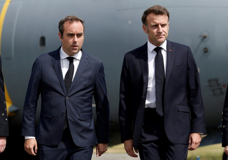 Le président Emmanuel Macron (d) et le ministre des Armées Sébastien Lecornu lors d'une visite à la 55e édition du Salon international de l'aéronautique et de l'espace (SIAE) à l'aéroport de Paris-Le Bourget, le 20 juin 2025 ( POOL / Benoit Tessier )