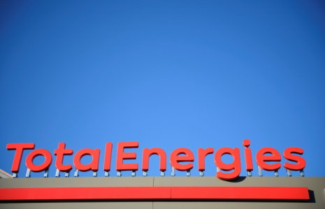 TotalEnergies a dévoilé jeudi un bénéfice net record de 8,3 milliards de dollars pour le troisième trimestre, contre 3,7 milliards de dollars sur la même période l'an passé ( AFP / JULIEN DE ROSA )