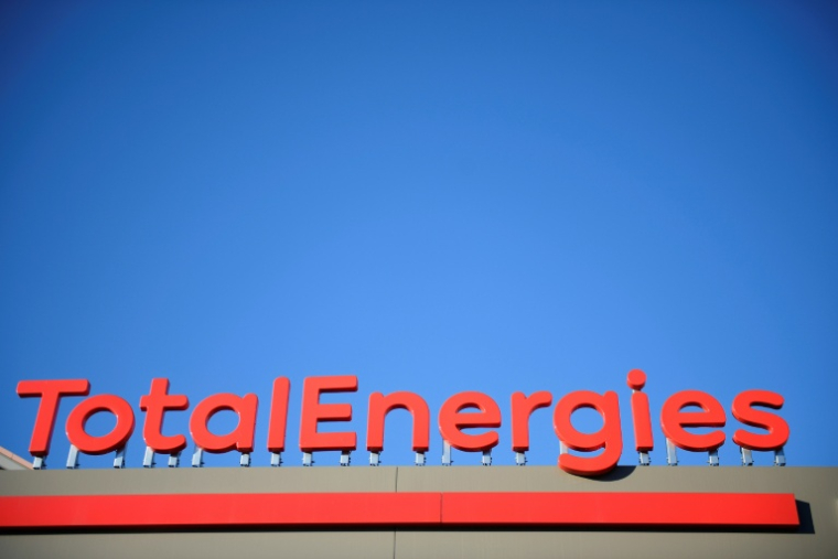 TotalEnergies a dévoilé jeudi un bénéfice net record de 8,3 milliards de dollars pour le troisième trimestre, contre 3,7 milliards de dollars sur la même période l'an passé ( AFP / JULIEN DE ROSA )