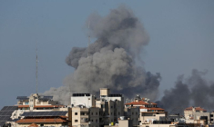 La fumée s'élève à la suite des frappes israéliennes à Gaza