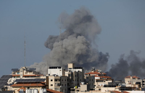 La fumée s'élève à la suite des frappes israéliennes à Gaza