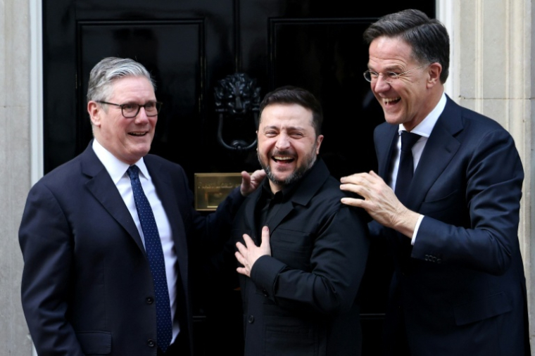 Le Premier ministre britannique Keir Starmer (G), le secrétaire général de l'OTAN Mark Rutte (D) et le président ukrainien Volodymyr Zelensky à l'issue d'une réunion au 10 Downing Street, dans le centre de Londres, le 17 mars 2026 ( AFP / Toby Shepheard )