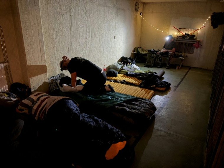 Des personnes passent la nuit dans un abri antiaérien lors d'un exercice à Grums, en Suède, le 25 septembre 2026 ( AFP / Jonathan KLEIN )