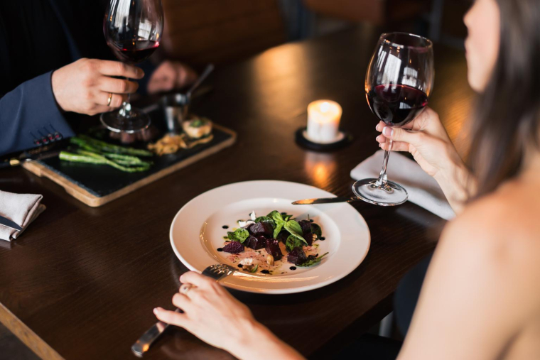 À Paris, nous avons sélectionné des restaurants gastronomiques à moins de 100 euros. ( crédit photo : Shutterstock )