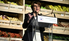 La ministre de l'Agriculture, Annie Genevard, lors d'un discours sur la souveraineté alimentaire au marché de gros de Rungis, le 8 décembre 2025 dans le Val-de-Marne ( AFP / JULIEN DE ROSA )