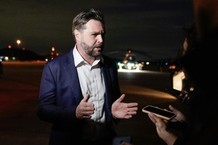 Le vice-président américain JD Vance s'adresse aux journalistes à la base militaire Joint Base Andrews, dans le Maryland, le 19 octobre 2025 ( GETTY IMAGES NORTH AMERICA / POOL )