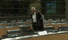 L'animateur et producteur Nagui arrive pour son audition à l'Assemblée nationale