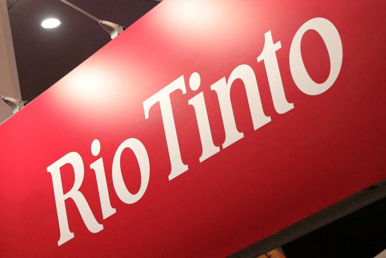 Logo de Rio Tinto affiché lors d'un événement