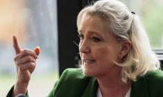 Marine Le Pen,  présidente du groupe parlementaire du RN, le 17 janvier 2026 à Marseille ( AFP / MIGUEL MEDINA )