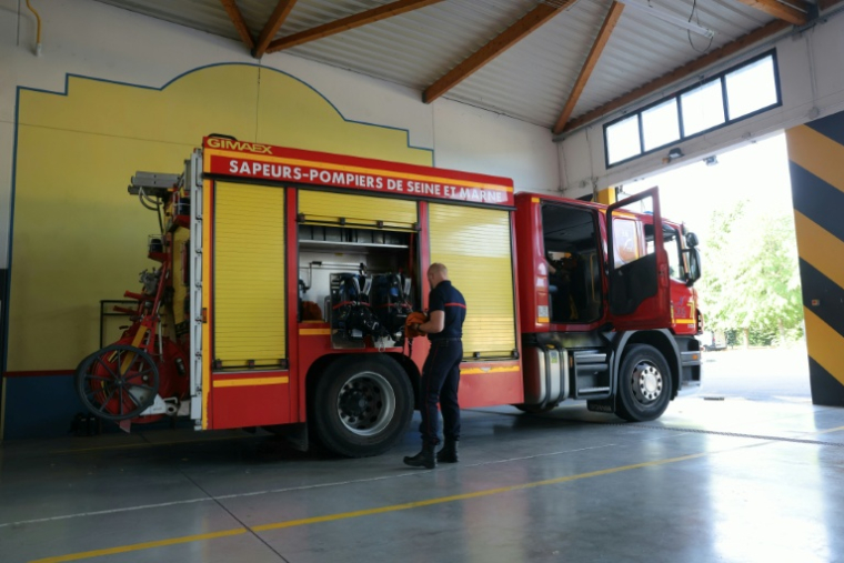 Un pompier du service d'incendie et de secours (SDIS 77) vérifie le fonctionnement d'un véhicule dans la caserne de Ferrières-en-Brie, en Seine-et-Marne, le 10 juillet 2026  ( AFP / Thomas SAMSON )