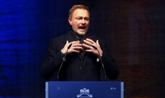 Le ministre allemand des Finances Christian Lindner à la Porte de Brandebourg, lors d'une cérémonie pour la fête juive de Hanoukka, à Berlin