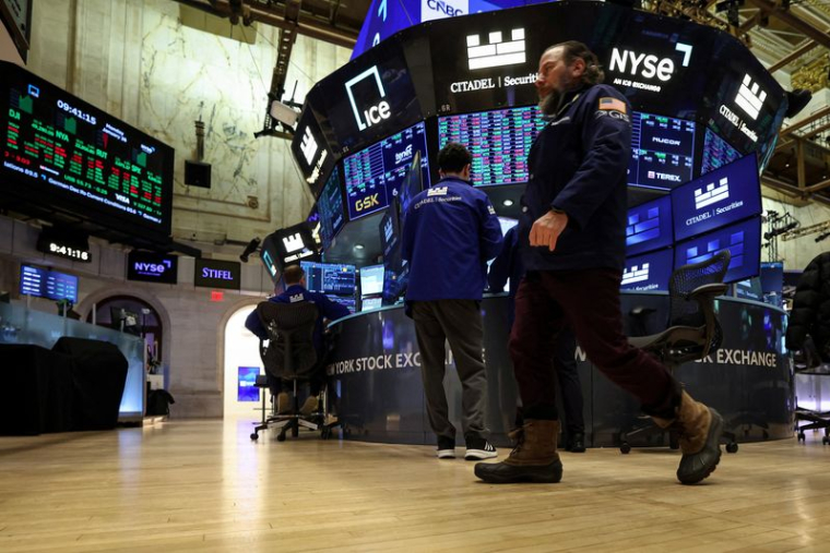 Les traders travaillent sur le parquet de la Bourse de New York (NYSE)