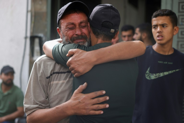 Des Palestiniens pleurent la mort de leurs proches tués dans des frappes israéliennes, à l'hôpital Al-Chifa de la ville de Gaza, le 18 mai 2025 ( AFP / Bashar TALEB )