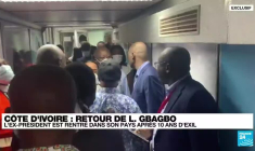 Laurent Gbagbo en Côte d'Ivoire, accueilli par ses partisans en liesse