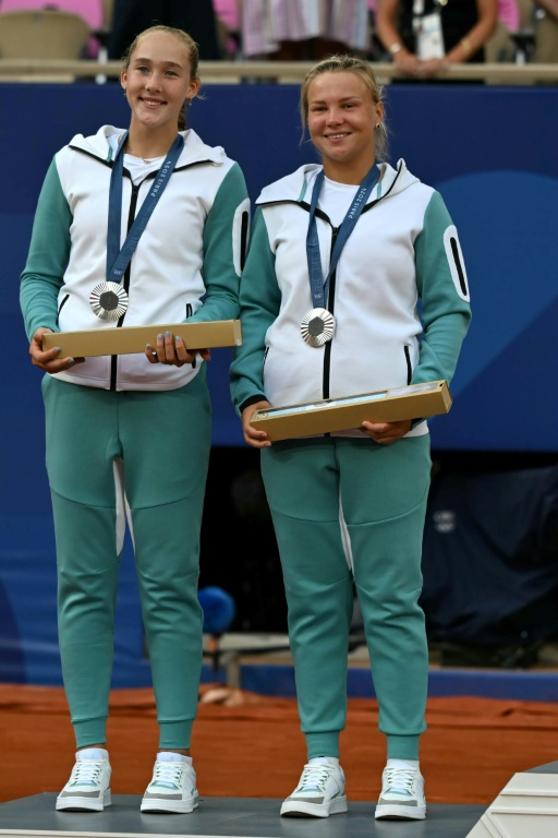 Les Russes Mirra Andreeva et Diana Shnaider, sous bannière neutre le 4 août 2024 après leur défaite en finale de l'épreuve de tennis en double lors des JO-2024 à Paris ( AFP / CARL DE SOUZA )