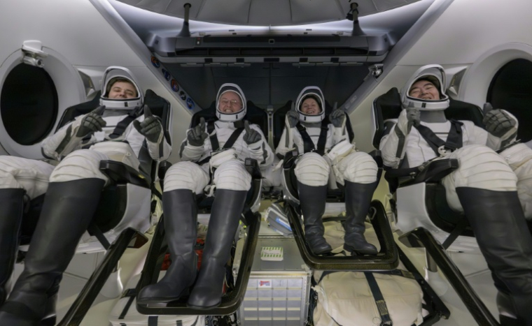 Les membres de la mission Crew-11s à l'intérieur de la capsule Dragon de SpaceX à bord du navire de récupération SpaceX SHANNON peu après son amerrissage dans l'océan Pacifique ,au large de Long Beach, en Californie, le 15 janvier 2026 ( NASA / Bill INGALLS )