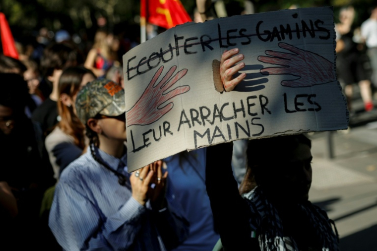 De jeunes manifestants à Paris, le 6 octobre 2026 ( AFP / GEOFFROY VAN DER HASSELT )