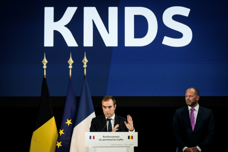 Le ministre français des Armées Sébastien Lecornu et son homologue belge Théo Francken jeudi lors d’une visite du site KNDS de Roanne, dans la Loire. ( AFP / JEFF PACHOUD )