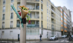 Un bouquet de fleurs accroché sur les lieux de l'agression mortelle de Quentin Deranque, le 16 février 2026 à Lyon ( AFP / OLIVIER CHASSIGNOLE )