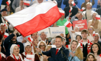 Le candidat pro-européen Rafal Trzaskowski salue ses partisans à l'issue du premier tour de la présidentielle en Pologne, le 18 mai 2025 à Sandomierz, dans l'est du pays ( AFP / Wojtek RADWANSKI )