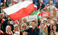 Le candidat pro-européen Rafal Trzaskowski salue ses partisans à l'issue du premier tour de la présidentielle en Pologne, le 18 mai 2025 à Varsovie ( AFP / Wojtek RADWANSKI )