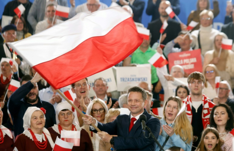 Le candidat pro-européen Rafal Trzaskowski salue ses partisans à l'issue du premier tour de la présidentielle en Pologne, le 18 mai 2025 à Sandomierz, dans l'est du pays ( AFP / Wojtek RADWANSKI )