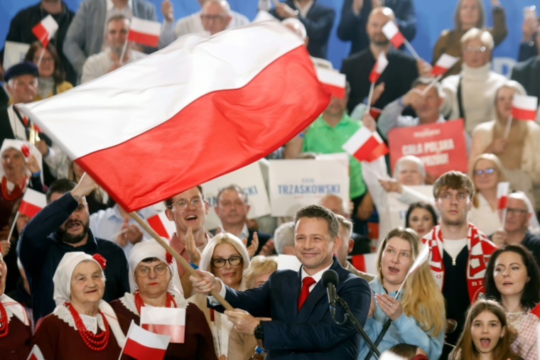 Le candidat pro-européen Rafal Trzaskowski salue ses partisans à l'issue du premier tour de la présidentielle en Pologne, le 18 mai 2025 à Sandomierz, dans l'est du pays ( AFP / Wojtek RADWANSKI )