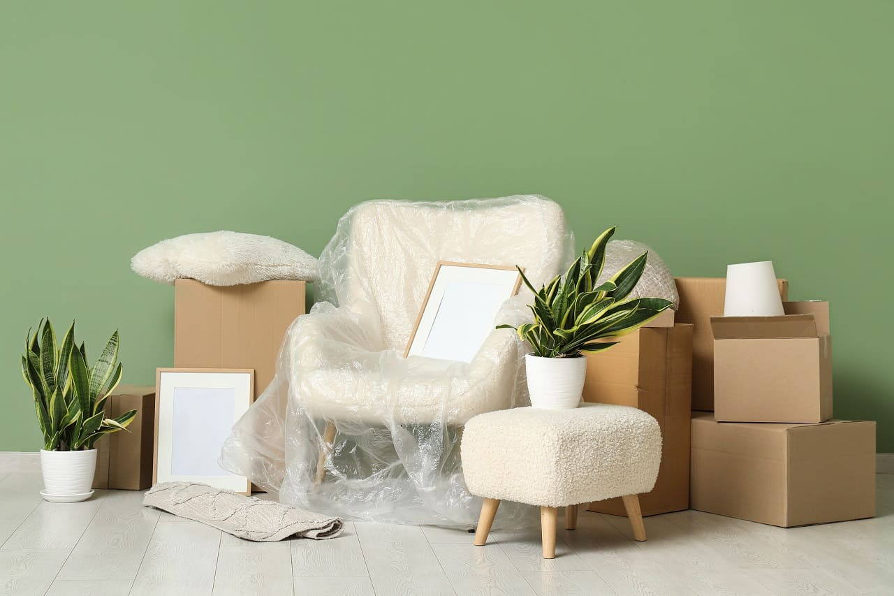 (Entre achat et location de meubles, où en sont les Français pour équiper leur logement ? - Crédit photo : Adobe Stock)