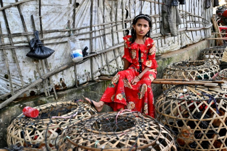 Une jeune rohingya au camp de réfugiés de Kutupalong le 18 décembre 2025 ( AFP / MUNIR UZ ZAMAN )