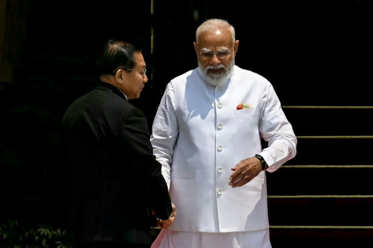 L'ex-chef de la junte birmane Min Aung Hlaing et le Premier ministre indien Narendra Modi à New Delhi le 1er juin 2026 ( AFP / Arun SANKAR )