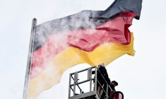 Drapeau allemand au sommet du bâtiment du Reichstag à Berlin