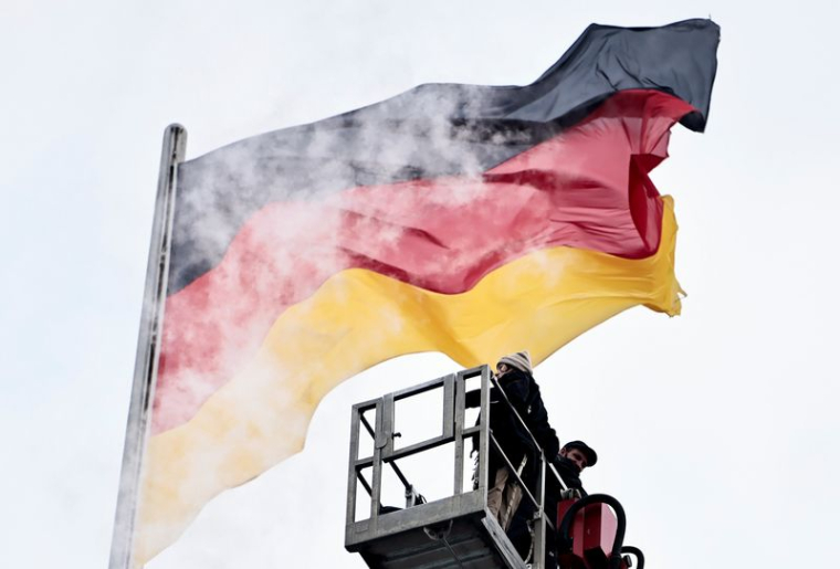 Drapeau allemand au sommet du bâtiment du Reichstag à Berlin
