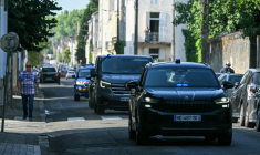 Un convoi de police arrive au palais de justice, le 15 juillet 2026 à Agen, pour une audience de Jérôme Barella, soupçonné du meurtre de la collégienne Lyhanna ( AFP / Lionel BONAVENTURE )