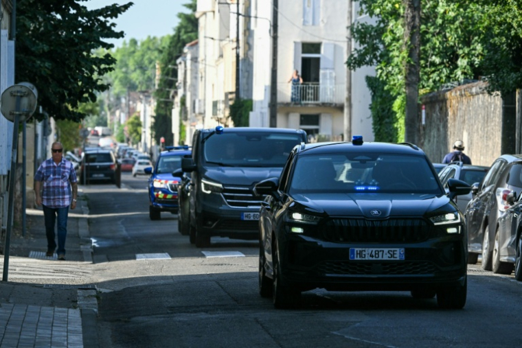Un convoi de police arrive au palais de justice, le 15 juillet 2026 à Agen, pour une audience de Jérôme Barella, soupçonné du meurtre de la collégienne Lyhanna ( AFP / Lionel BONAVENTURE )