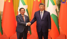 Photo fournie par le bureau présidentiel birman de la presse et de l'information le 16 juin 2026 montrant la poignée de main entre le président de la Birmanie Min Aung Hlaing (G) et le président chinois Xi Jinping à Pékin ( Myanmar's Presidential Press and Information Bureau / Handout )