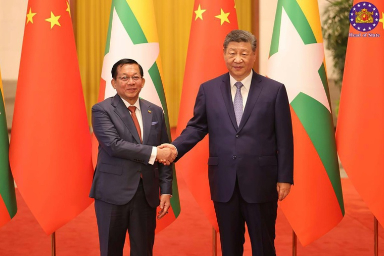 Photo fournie par le bureau présidentiel birman de la presse et de l'information le 16 juin 2026 montrant la poignée de main entre le président de la Birmanie Min Aung Hlaing (G) et le président chinois Xi Jinping à Pékin ( Myanmar's Presidential Press and Information Bureau / Handout )