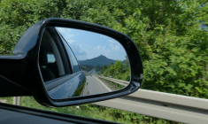 L'arnaque au rétroviseur cassé est de retour en France. Illustration (Pixabay / Hans)